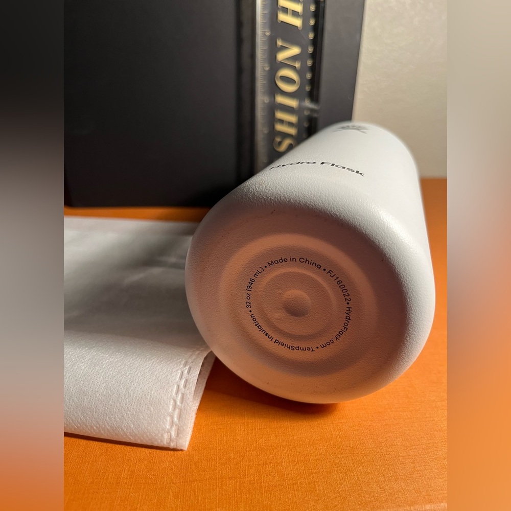 Hydro Flask Classic White Bottle with Black Lid 👟👟👟👟👟👟👟👟👟👟👟👟👟👟👟👟👟 - Picture 6 of 7
